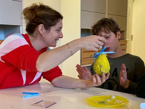 De ouderen helpen de jeugdigen / Kerstballen